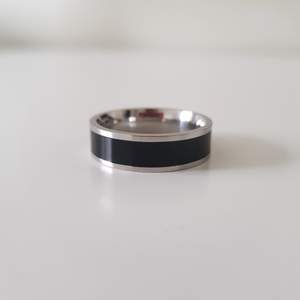 En svart-silver ring från shein, endast använt en gång! Köparen står för frakten.