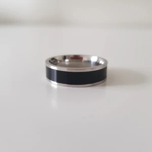 Two tone ring | 1.9 cm - En svart-silver ring från shein, endast använt en gång! Köparen står för frakten.