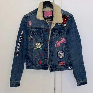 Superdry jeans jacka ⚡️⚡️⚡️ - Säljer denna fina jeans jacka från superdry med fett coola märken på för ett bra pris 💕 Köpte den för några år sedan men har aldrig fått användning av den, skicka meddelande ifall du är intresserad!! ☺️