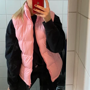 Fin rosa väst - Jättefin rosa väst som det står är i storelk xl men skulle mer säga s/m❤️