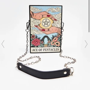 Tarot väska - Säljer denna jättecoola väskan då jag inte använder den. Nyskick! Nypris: 380kr köpt från dollskill så frakten var 100kr säljer för 300kr