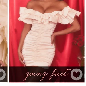 Oh Polly klänning - Klänning från Oh Polly som jag köpte i mars som aldrig är använd. Storleken är uk 6 vilket motsvarar storlek 34. Säljer efter som att jag råkade köpa i en för liten storlek. Skulle säga att den passar xs-s. Original pris är 600kr.  Skicket på klänningen är som ny eftersom att den aldrig är använd, inga defekter och har kvar kvitto och kartong.💕