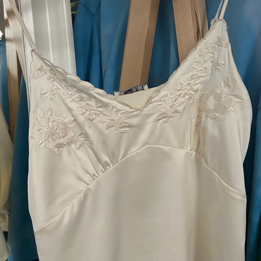 Finaste linnet i ”silke” från Zara! Använt fåtal gånger sågott som ny. Toppar.