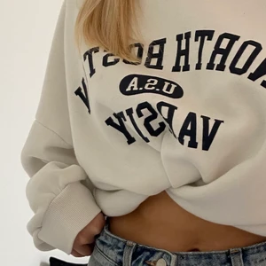 College Tröja med tryck - Säljer denna oversized college tröja från GinaTricot! Finns ej kvar i butik vad jag vet💕 är använd och har en liten fläck under texten (som syns på den sista bilden)💕