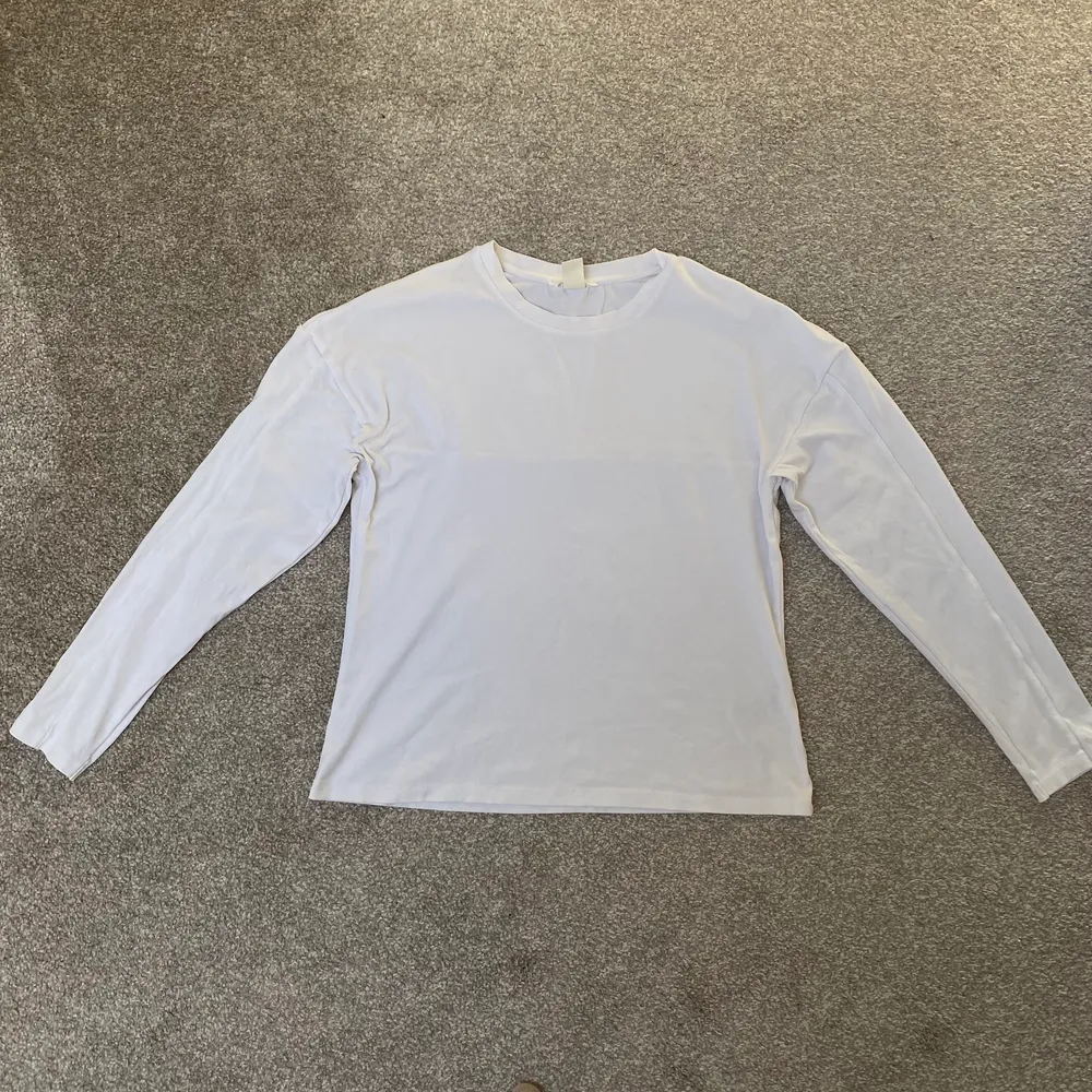 Säljer denna vita långärmade t-shirten från h&m! Använd men i bra skick😁 den är i storleken S men skulle vilja säga att den är mer som en XS💕 . T-shirts.