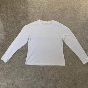 Säljer denna vita långärmade t-shirten från h&m! Använd men i bra skick😁 den är i storleken S men skulle vilja säga att den är mer som en XS💕 