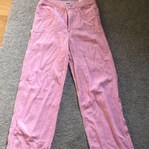 Manchesterbyxor  - Säljer dessa rosa manchesterbyxor på grund av att de blivit för små. Använda ett antal gånger men i fint skick💕