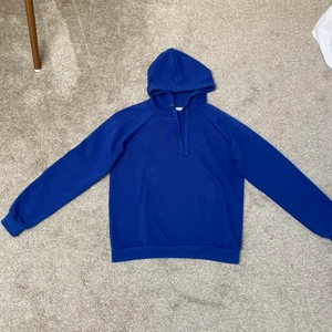 Blå hoodie!  - Säljer min blåa hoodie! Har tyvärr en liten fläck på ärmen men annars i bra skick💕