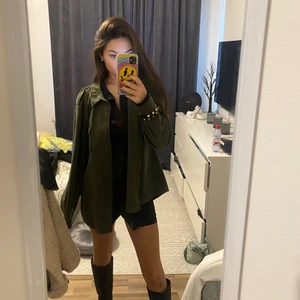 Skjorta - Grön skjorta från zara i ett mjukt material, frakt tillkommer🌸