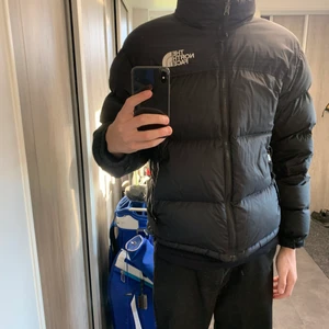 The north face jacka - Köpte den här jackan förra året den är väl använd men den är i väldigt fint skick. 