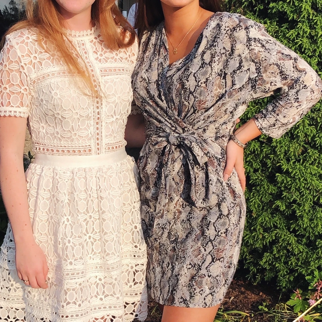 Ormmönstrad klänning