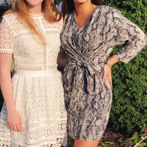 Ormmönstrad klänning - Ormmönstrad klänning från Mango. Sitter snyggt på med knytband så man kan välja hur tajt klänningen ska sitta. Använd men i fint skick! Storlek XS. Går att mötas upp i Uppsala alt. frakta men köparen står då för frakten. 💖