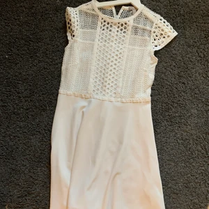 Fin klänning från HM - Detta är en superfin klänning från HM som är i storlek M men passar som L också. Jättefin och använd ca 3 gånger (Pris kan ändras)