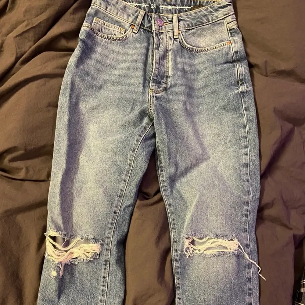 Blåa mom jeans med hål på knäna från Bikbok strl 28, aldrig använda💓. Jeans & Byxor.