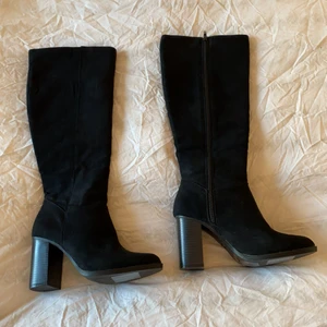 High knee boots - Aldrig använda. Storlek 39, går upp precis under där knät börjar. Hör av er för fler bilder. Frakten står ni för:)