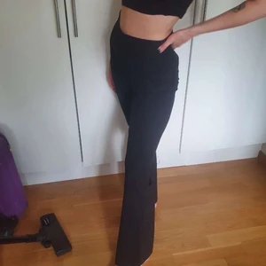 Bootcut kostymbyxor - Sjuukt snygg passform som gör att man ser längre ut, tro mig lol. Säljes då de är lite stora i midjan för mig. Bootcut form som gör under för rumpis. Jag tvättar allt ✨ Fler bilder i PM!! 