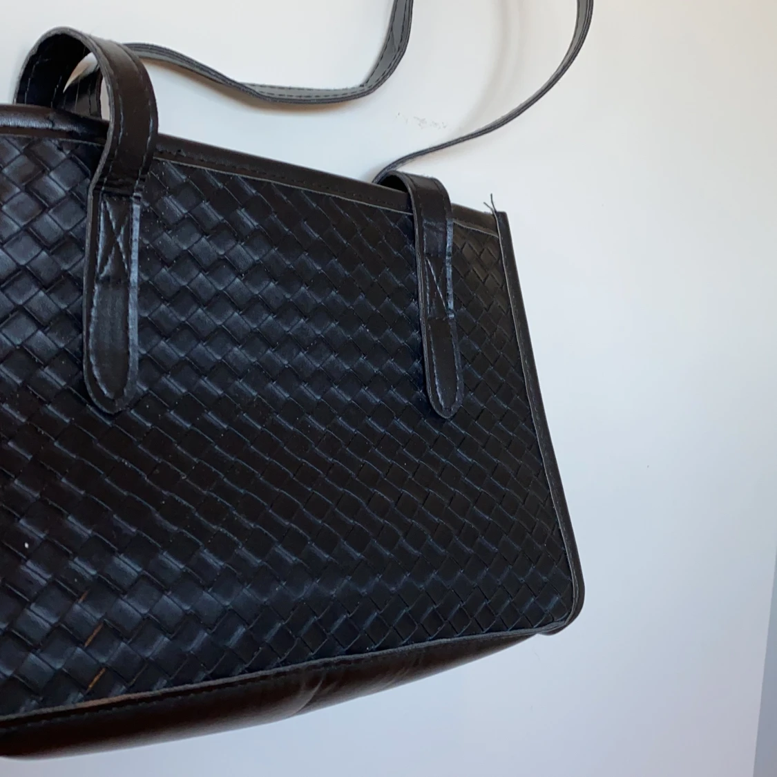 Axelväska med flätad struktur - 91