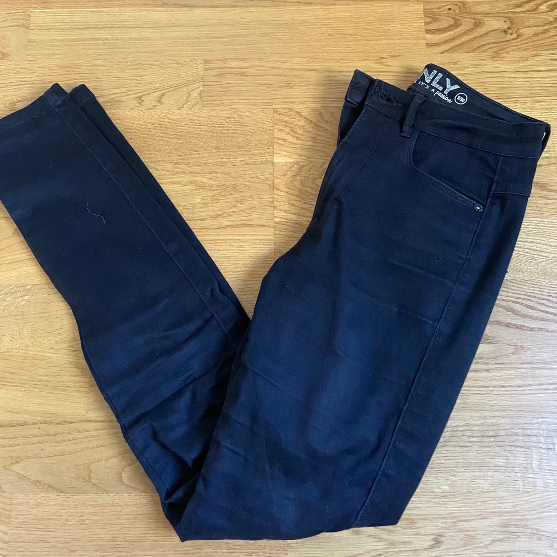 Svarta stretchiga byxor - 91