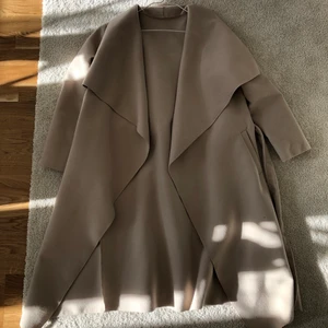 Beige kappa  - Kappan är köpt i Danmark för ca 2 år sedan. Den är i mycket bra skick eftersom den är sparsamt använd. Nypris: 499kr. Mitt pris: 100kr plus frakt på 66kr.