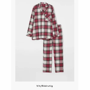 Flanellpyjamas  - Säljer en super mysig flanellpyjamas från hm! Säljer pga att den är för liten💖 men väldigt fint skick! 150kr+ frakt⚡️