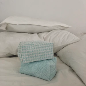 Handsydd necessär💙 - Handsydd necessär gjort av återvunna tyger köpt second hand. Går även att köpa på min instagram @bernhbernh eller via www.bernh.se🥰🌸🤍   18x14x9 cm