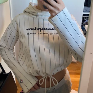 CHAMPION hoodie - Croppad hoodie från Champion med snöre i midjan. Armarna är aningen utsvängda. Använd fåtal gånger och är i mycket fint skick! Köparen står för frakt (66kr spårbar)