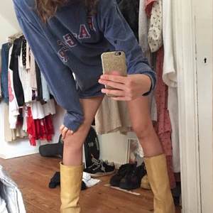 Tröja  - Snygg college tröja som är vintage. Super skön att ha på sig! Fint skick! 