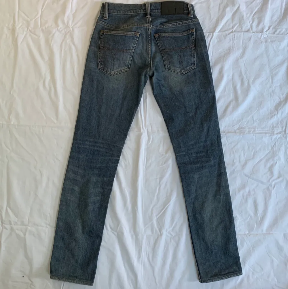 Ett par av mina favorit jeans som tyvärr inte är lite stora i midjan! De sitter jättefint och perfekt baggy på mig som är 160💗 Midjemåttet: 72 cm. Jeans & Byxor.