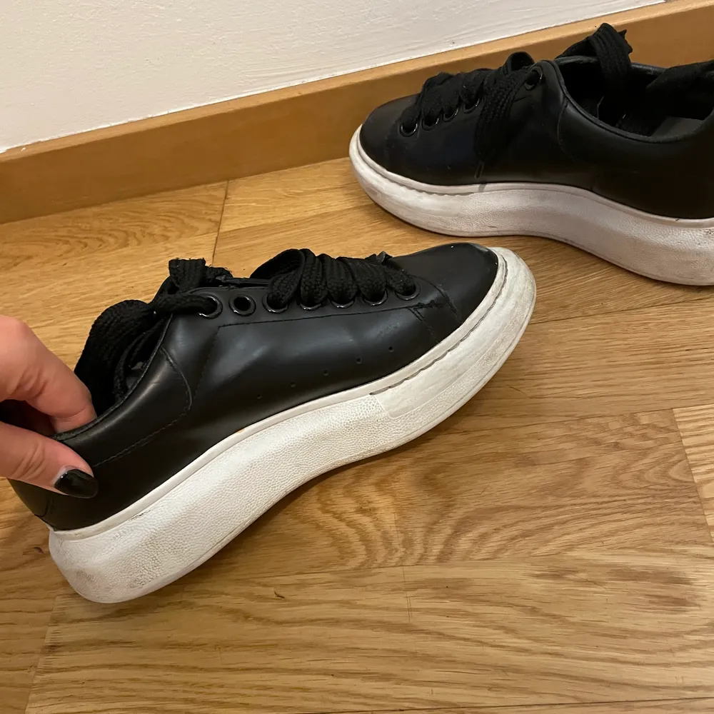 Säljer mina sneakers då dom inte kommer så till användning! . Skor.