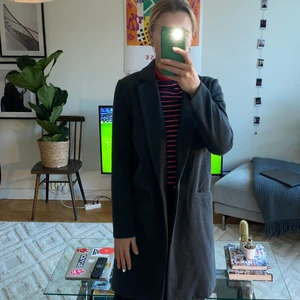 Kappa Gina Tricot - Fin grå kappa från Gina Tricot. Storlek 38, men liten så skulle säga en 36. En knapp framtill för att stänga. Använd väldigt få gånger så är i nyskick. 