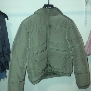 Puffer jacka - Säljer min fina gröna puffer jacka då den inte längre kommer till användning💕💕