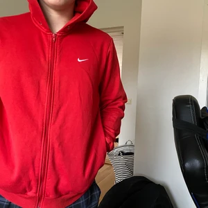 Nike tröja - Nike tröja i storlek M men passar en S om man vill ha overzis. Fint skick köpt för 800kr säljer 200kr+frakt.