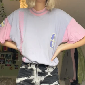 Rosa lila t shirt - En vintage rosa&lila T-shirt från 80-talet. 💕💕💕 ger rabatt vid köp av flera plagg 💕💕