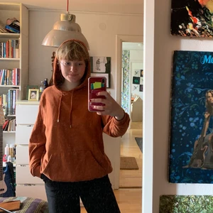 Orange hoodie - Oranget var det här! Säljer denna oranga huvtröjan från monki. Tipptopp skön och bra färg. 
