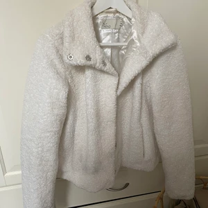 Jacka från Nelly - Fluffig mysig jacka från Nelly, summen på innetyget i jacka är lite trasig, annars bra skick 