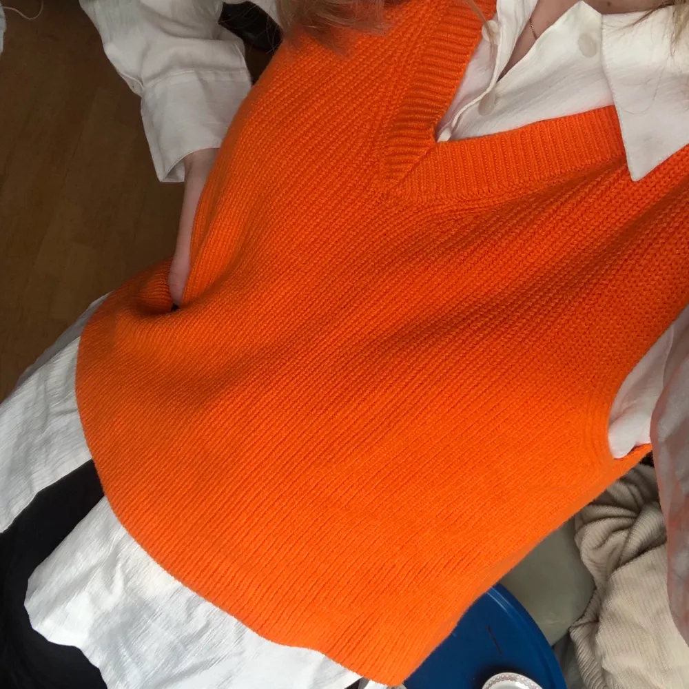 En snygg orange väst från Zara, köpt i somras men tyvärr inte använt den mer än att jag provat den på! Det är storlek L men sitter snyggt på mig som är en M!🧡. Stickat.