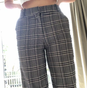 Kostymbyxor  - Rutiga kostymbyxor högmidjade och går ända ner till golvet för mig. Lite vida byxor