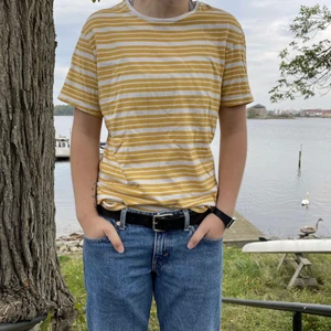 Gul och vitrandig ”Riley” t-shirt  - Gul och vitrandig ”Riley” t-shirt i strl S. Använd fåtal gånger och är i bra skick:)