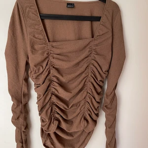 Gina tricot topp  - Festligare topp från Gina tricot storlek L. ⭐️ Aldrig använt utan bara hängt i min garderob. Frakten betalas av kunden 🥰