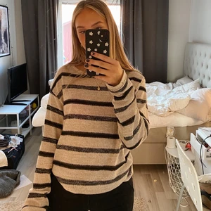 Randig tröja - Säljer denna beiga tröja med svarta ränder i sorlek s😇💕