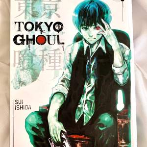 Manga ー Tokyo Ghoul (vol. 1) 60;- ( Originalpris 129;- ) Kan mötas i Stockholm / Frakt: +25;- – Engelskt tal / English text – Svag gulning på toppen men annars bara läst en gång / Slight yellowing on top but otherwise it’s only been read once