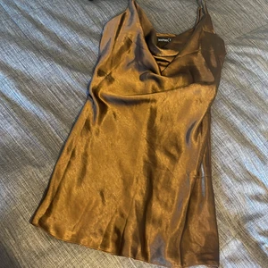 Brun satin klänning  - Säljer denna superfina bruna satinklänningen🤍