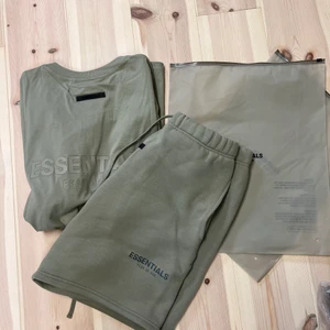 FEAR OF GOD Essentials set - Säljes! Set från Fear Of God Essentials. Populär kollektion som sålde slut direkt. 3000kr inklusive frakt för hela setet. Oanvänt med tags kvar. Storlek: L på tröja och M i shorts. 