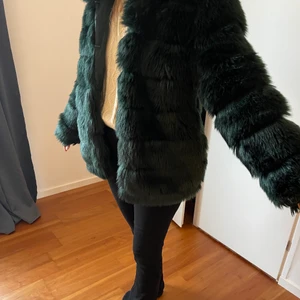 NLY Trend storlek 34 - köpt från Nelly, väldigt varm nypris 1000kr säljer för 470kr inklusive frakt i priset. Använd 3 gånger