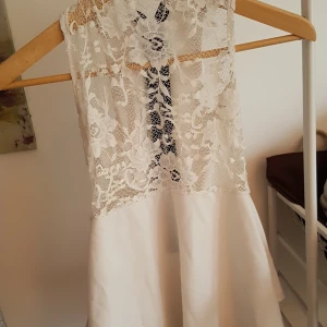 Vit Linne med Spets fram!  - Jätte fint vitt linne med liten kjol ! Spets fram och dragkedja bak! (Står varken stl eller vart den är ifrån men skulle säga den passar XS/S)