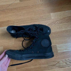 Converse strl 39 - Helsvarta converse i Strl 39, fint skick använda fåtal gånger💓💞💞 ny pris 500kr 
