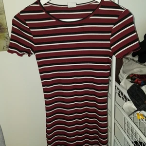 Randig kort klänning från Gina Tricot - I jätte fint skick från Gina Tricot Storlek XS!