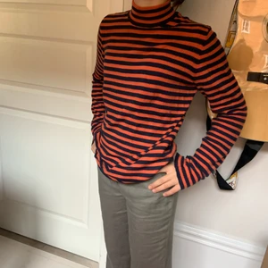 Randig tröja  - En så cool randig tröja i orange och svart i storlek m/l från märket Rude uppskattad storlek men passar även en s köpare står för frakt 48kr❤️