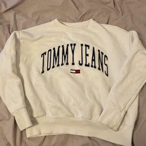 Tommy hilfiger sweatshirt  - Sweatshirt i bra skick skriv vid frågor! Storlek L men passar mer som xs-m. Köparen står för frakten. 