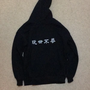 Hoodie med japansk text - Hej! Säljer denna hoodie eftersom jag inte tyckte om tyget alls då det är polyester. Men funkar utmärkt att ha på sig på vintern!